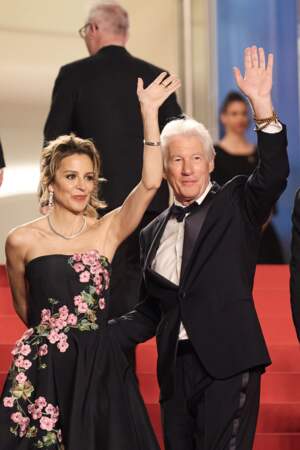 Richard Gere et son épouse Alejandra Silva ont salué la foule présente au Festival de Cannes le 17 mai 2024