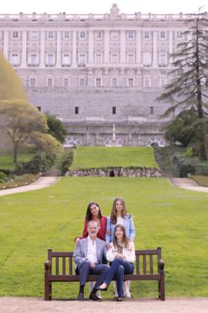 Le roi Felipe d'Espagne, la reine Letizia, leurs filles la princesse Leonor et l'infante Sofia posent à Madrid le 17 mai 2024 à l’occasion de leur 20ème anniversaire de mariage 