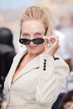 Uma Thurman malicieuse devant les photographes au Festival de Cannes, le 18 mai 2024