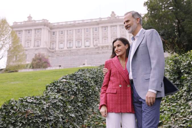 Le roi Felipe VI et la reine Letizia d'Espagne fêtent leurs 20 ans de mariage en posant à Madrid le 17 mai 2024