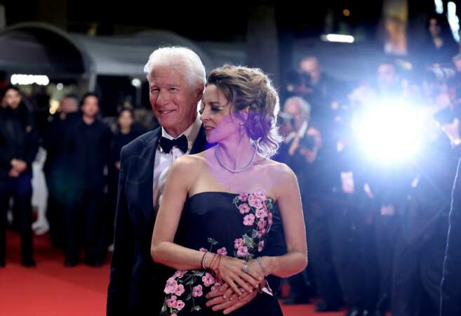 Richard Gere et son épouse Alejandra Silva étaient très complices sur le tapis rouge du Festival de Cannes le 17 mai 2024