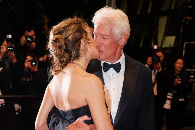 Richard Gere et Alejandra Silva se sont embrassés sur le tapis rouge du Festival de Cannes le 17 mai 2024