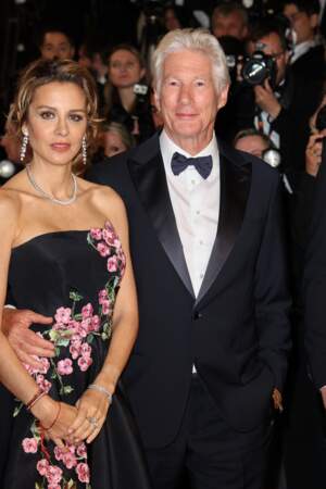 Richard Gere et son épouse Alejandra Silva très élégants sur le tapis rouge du Festival de Cannes le 17 mai 2024