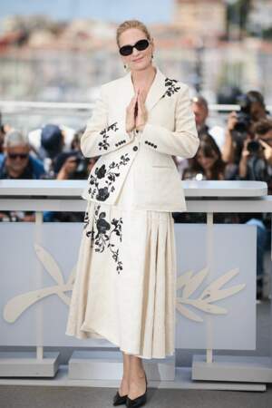 Uma Thurman offre une leçon d'élégance dans un tailleur jupe brodé de fleurs au Festival de Cannes, le 18 mai 2024