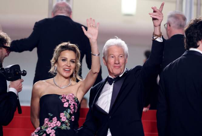 Richard Gere et son épouse Alejandra Silva ont salué la foule présente au Festival de Cannes le 17 mai 2024 lors de la montée des marches pour le film "Oh, Canada"