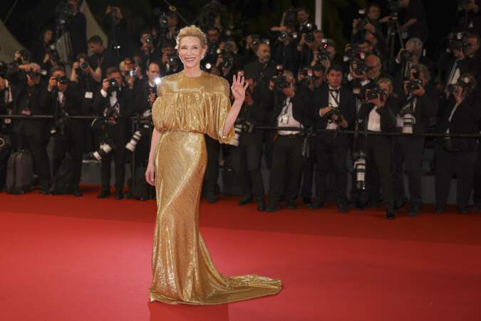 Cate Blanchett fascine dans une robe dorée théâtrale au Festival de Cannes, le 18 mai 2024
