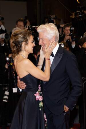 Richard Gere et son épouse Alejandra Silva se sont affichés très complices sur le tapis rouge du Festival de Cannes le 17 mai 2024