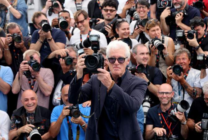 Richard Gere s'improvise photographe au Festival de Cannes, le 18 mai 2024