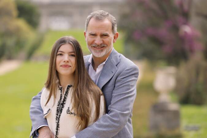 Le roi Felipe d'Espagne pose à Madrid le 17 mai 2024 avec sa fille cadette l'infante Sofia, alors qu'il célèbre ses 20 ans de mariage avec la reine Letizia 