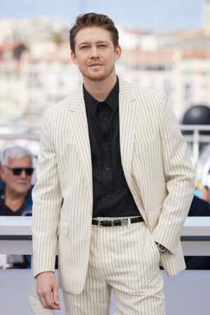 Joe Alwyn élégant dans un costume à rayures au Festival de Cannes, le 18 mai 2024