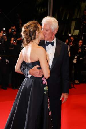 Le baiser passionné entre Richard Gere et Alejandra Silva sur le tapis rouge à Cannes le 17 mai 2024