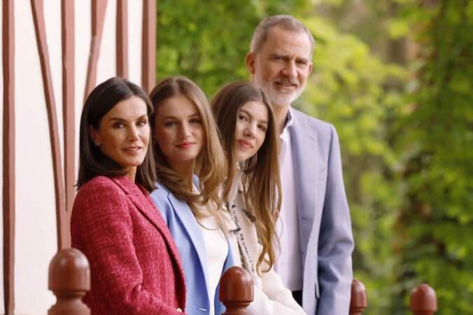 Le roi Felipe d'Espagne, la reine Letizia, la princesse Leonor et l'infante Sofia ont célébré les 20 ans de mariage du couple royal en prenant la pose à Madrid le 17 mai 2024