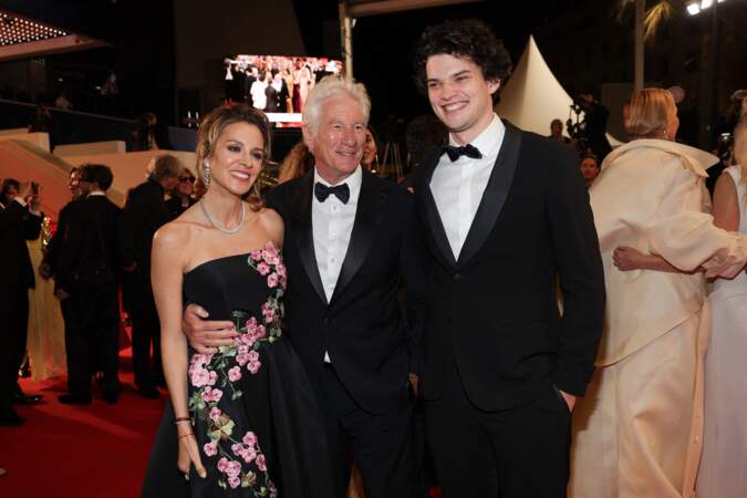 Richard Gere entouré de son épouse Alejandra Silva et de son fils Homer James Gere pour monter les marches du festival de Cannes le 17 mai 2024