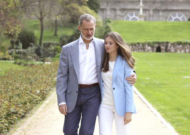 Le roi Felipe d'Espagne pose à Madrid le 17 mai 2024 avec la princesse Leonor, amenée à lui succéder un jour, alors qu'il célèbre ses 20 ans de mariage avec la reine Letizia 