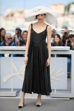 Margaret Qualley ravissante dans une longue robe plissée noire au Festival de Cannes, le 18 mai 2024