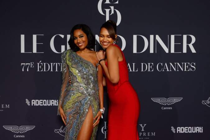 Clémence Botino et Indira Ampiot sur le photocall de la soirée de gala “Le Grand Dîner” au Palais Bulles à Théoule-sur-Mer, lors du 77ᵉ Festival de Cannes, le 18 mai 2024