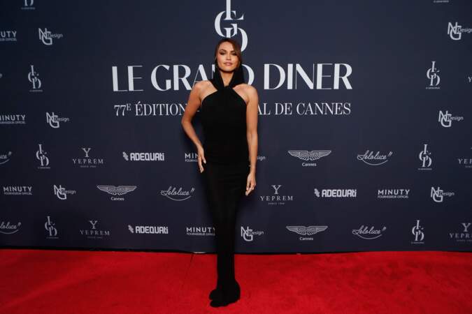 Diane Leyre sur le photocall de la soirée de gala “Le Grand Dîner” au Palais Bulles à Théoule-sur-Mer, lors du Festival de Cannes, le 18 mai 2024