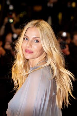 Le wavy de Sienna Miller sur le tapis rouge du 77e Festival de Cannes
