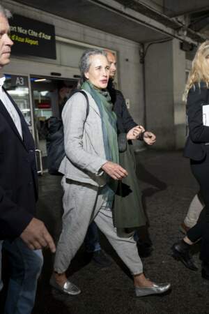 Andie MacDowell arrive à l'aéroport de Nice lors du 77ème Festival International du Film de Cannes