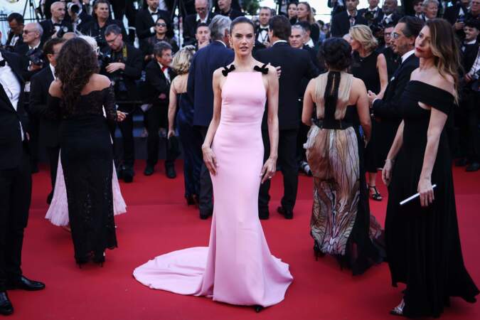 Alessandra Ambrosio sur le tapis rouge du film Marcello Mio au Festival de Cannes, le 21 mai 2024