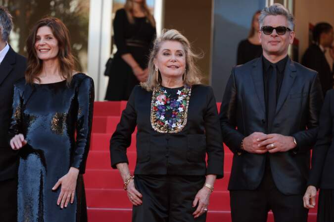 Chiara Mastronni en compagnie de sa mère Catherine Deneuve et son ex-compagnon Benjamin Biolay sur le tapis rouge du Festival de Cannes, le 21 mai 2024