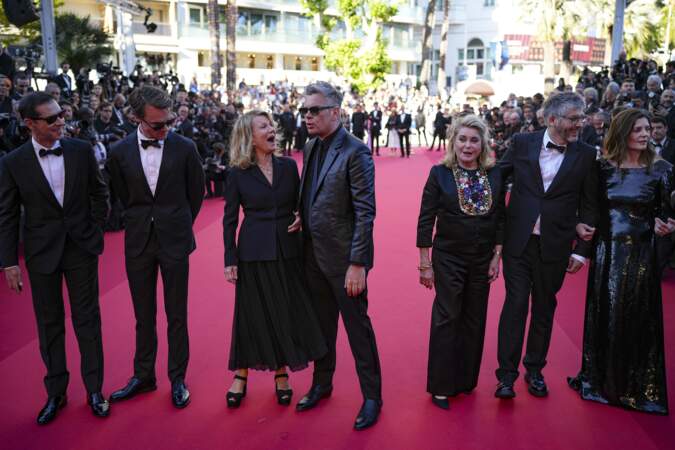 Nicole Garcia et Benjamin Biolay hilares sur le tapis rouge du film Marcello Mio au Festival de Cannes, le 21 mai 2024