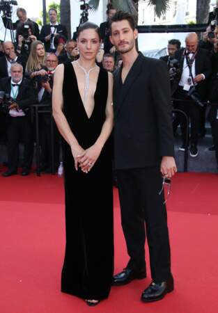 Pierre Niney et sa compagne Natasha Andrew enflamment le tapis rouge du film "Le comte de Monte-Cristo" au Festival de Cannes, le 22 mai 2024
