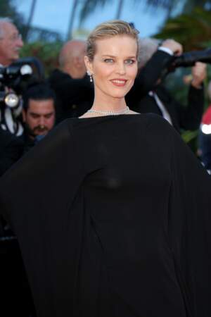 Eva Herzigova sur le tapis rouge du film "Le comte de Monte-Cristo" au Festival de Cannes, le 22 mai 2024