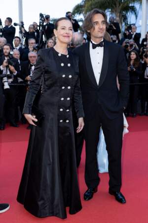 Carole Bouquet et son fils Dimitri Rassam à la montée des marches du film "Megalopolis", lors du 77ème Festival International du Film de Cannes, le 16 mai 2024.