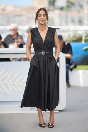 Alice Belaïdi ravissante dans une robe noire au photocall du film Le Film au Festival de Cannes, le 22 mai 2024