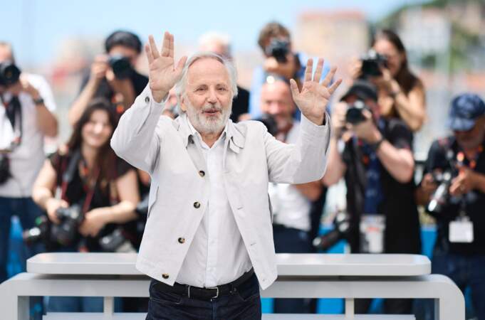 Fabrice Luchini fait le show devant les photographes au Festival de Cannes, le 22 mai 2024