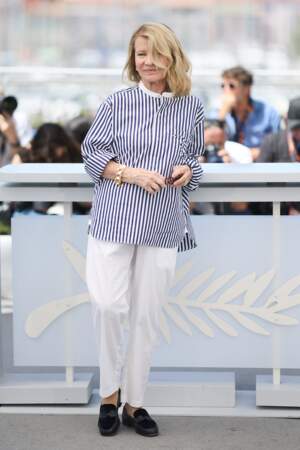 Nicole Garcia élégante en chemise à rayures au col Mao et pantalon blanc au Festival de Cannes, le 22 mai 2024