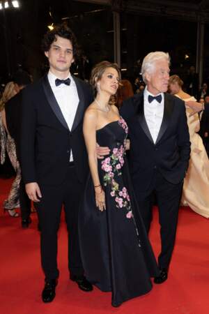 Richard Gere, entouré de sa femme Alejandra Silva et son fils Homer James Jigme Gere à la montée des marches du film "Oh, Canada", lors du 77ème Festival International du Film de Cannes, le 17 mai 2024.