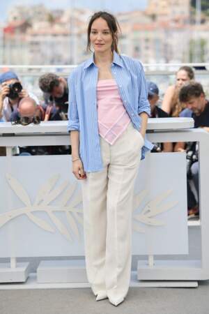 Anaïs Demoustier ultra-tendance en chemise à rayures oversize, top bandana et pantalon large au Festival de Cannes, le 23 mai 2024