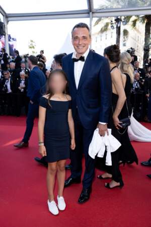 Clément Miserez et sa fille Charlie, fruit de ses amours passées avec Alessandra Sublet, à la montée des marches du film "Le comte de Monte-Cristo", lors du 77ème Festival International du Film de Cannes, le 22 mai 2024.
