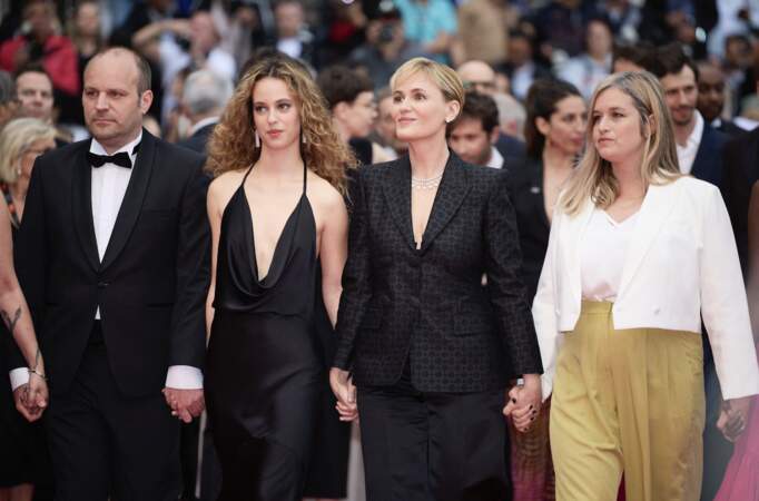 Judith Godrèche au côté de sa fille Tess Barthélemy (à gauche, ndlr), à la montée des marches du film "Furiosa : A Mad Max Saga", lors du 77ème Festival International du Film de Cannes, le 15 mai 2024.