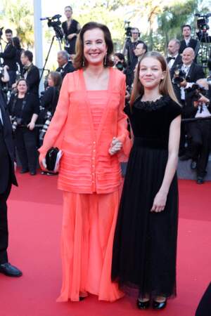 Carole Bouquet et sa petite-fille Darya Rassam lors de la montée des marches du film “Le comte de Monte-Cristo”, lors du 77ᵉ Festival de Cannes, le 22 mai 2024
