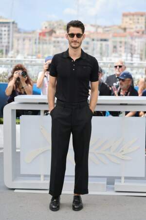 Pierre Niney décontracté-chic en polo noir et pantalon à pinces au Festival de Cannes, le 23 mai 2024