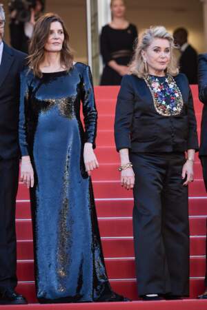 Catherine Deneuve et sa fille Chiara Mastroianni lors de la montée des marches du film “Marcello Mio” lors du 77ᵉ Festival de Cannes, le 21 mai 2024