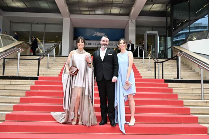 Le prince Joachim Murat, son épouse la princesse Yasmine Murat et sa fille la princesse Elisa Murat assistent à la projection du film Napoléon d'Abel Gance à Cannes Classics lors du 77e Festival de Cannes à Cannes, France, le 14 mai 2024. Les deux femmes ont brillé en Stéphane Rolland.