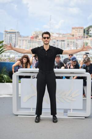 Pierre Niney fait le show devant les photographes au Festival de Cannes, le 23 mai 2024