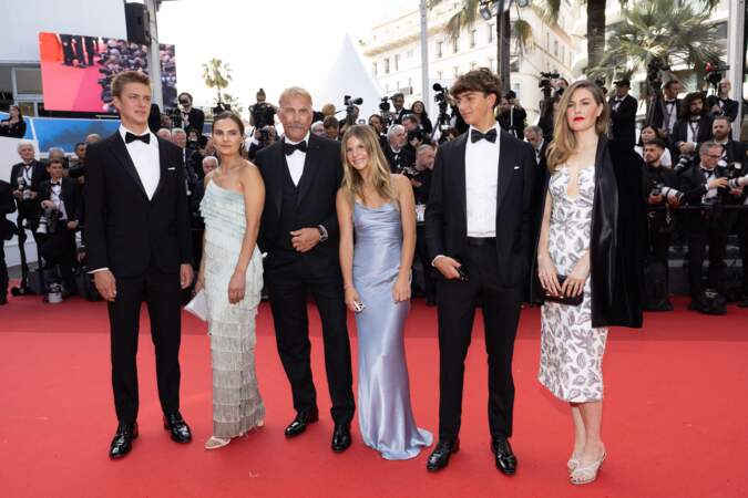 Kevin Costner et ses enfants, Cayden Wyatt, Annie, Grace Avery, Hayes Logan et Lily à la montée des marches du film "Horizon : An american saga", lors du 77ème Festival International du Film de Cannes, le 19 mai 2024.