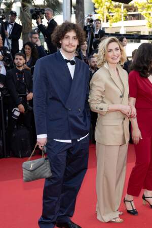 Julie Gayet et son fils à la montée des marches du film "Emilia Perez", lors du 77ème Festival International du Film de Cannes, le 18 mai 2024.