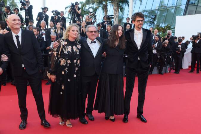 Daniel Auteuil entouré de ses filles Aurore et Nelly à la montée des marches du film “Marcello Mio” lors du 77ᵉ Festival de Cannes, le 21 mai 2024