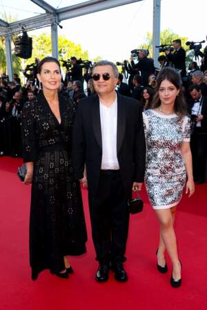 Thomas Langmann, sa compagne et sa fille Lou à la montée des marches du film "Megalopolis", lors du 77ème Festival International du Film de Cannes, le 16 mai 2024.