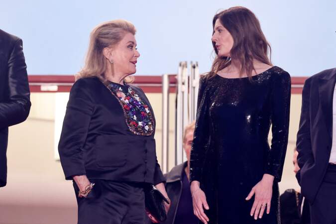 Catherine Deneuve et sa fille Chiara Mastroianni à la descente des marches du film "Marcello Mio",  lors du 77ème Festival International du Film de Cannes, le 21 mai 2024.