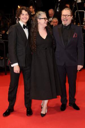 Gary Oldman, son fils et sa femme Gisele Schmidt à la montée des marches du film "Parthenope", lors du 77ème Festival International du Film de Cannes, le 21 mai 2024.