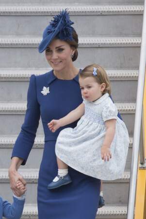 Kate Middleton à l'aéroport de Victoria avec la princesse Charlotte