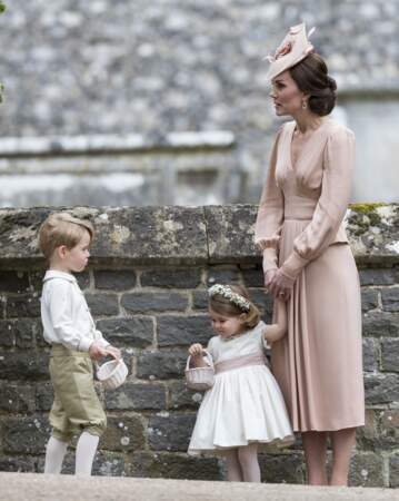 Kate Middleton et ses enfants au mariage de Pippa Middleton et de James Matthews en l'église St Mark à Englefield