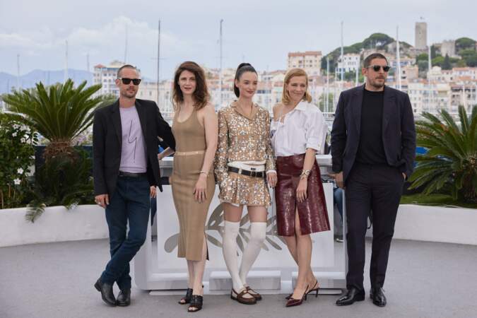John Robinson, Judith Chemla, Charlotte Le Bon, Céline Sallette et Damien Bonnard au photocall du film "Niki" au Festival de Cannes, le 24 mai 2024